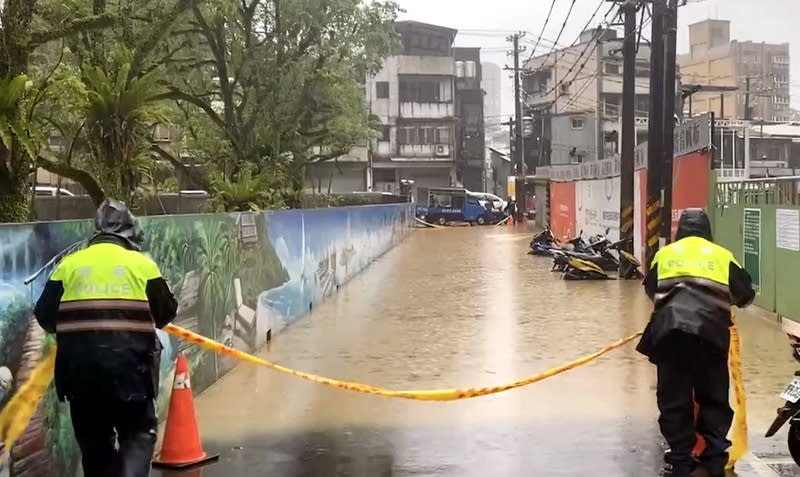 新北汐止部分地區積水  警方管制交通 新北市汐止區茄苳路18日受大雨影響，局部積水，警 方設置封鎖線並管制交通，汐止區公所支援3部抽水 機排除積水，待積水退去道路清理完畢，將開放通 行。 （汐止警分局提供） 中央社記者黃旭昇新北傳真  113年4月18日 