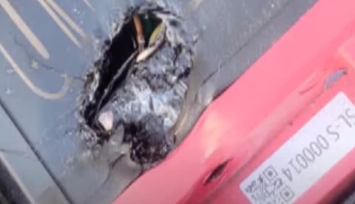 台南一名重機騎士在車展買了鋰鐵電池，卻在騎乘途中燒了一個洞。（圖／東森新聞）