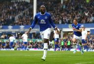 <p>Chelsea und Manchester United liefern sich bereits ein Duell um die Verpflichtung von Romelu Lukaku. Jetzt soll sich laut der “Manchester Evening News” auch der FC Bayern in den Transfer-Poker einschalten. Der Vater des Belgiers sei einem Wechsel nach München nicht abgeneigt. Lukaku traf 25 Mal in der Premier League und soll für 60-80 Millionen Euro zu haben sein. (Bild: AP)</p>