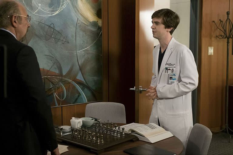 Richard Schiff y Freddie Highmore, son el doctor Murphy y su padrino en The Good Doctor