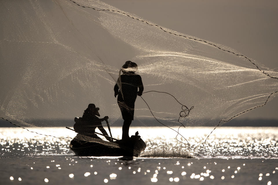 El pescador Sandro Branco lanza su red al río Tapajos en Alter do Chao, distrito de Santarem, estado de Pará, Brasil, el jueves 27 de agosto de 2020. (AP Foto/Andre Penner)