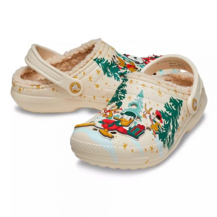 Zuecos navideños de Mickey Mouse & Friends para adultos de Crocs. (Foto: Disney)