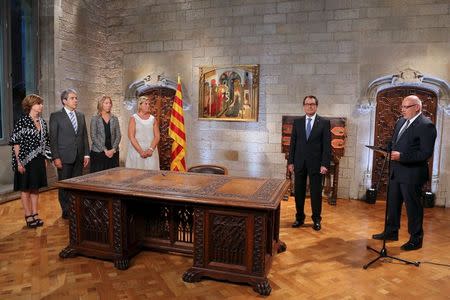 Catalonia's regional president Artur Mas (2nd R) stands before signing a decree calling for the region's elections to be held on September 27 at Palau de la Generalitat in Barcelona, Spain, August 3, 2015, in this handout courtesy of the Catalonian regional government. REUTERS/Ruben Moreno Garcia/Generalitat de Catalunya/Handout via Reuters