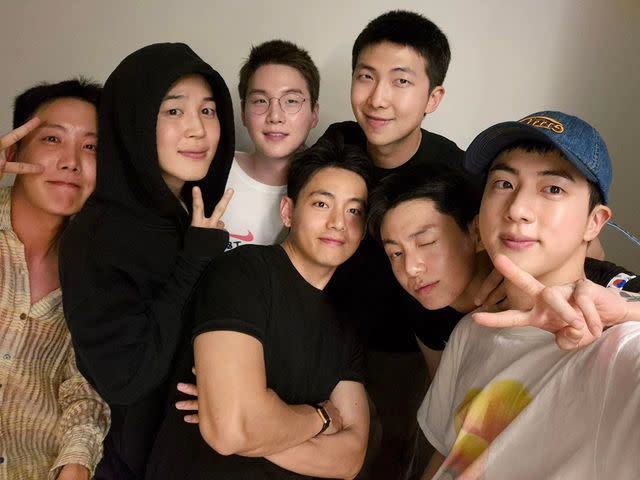 RM分享了7人自拍合照，配文寫下「不能忘記我們喔」。（圖／翻攝自RM IG）
