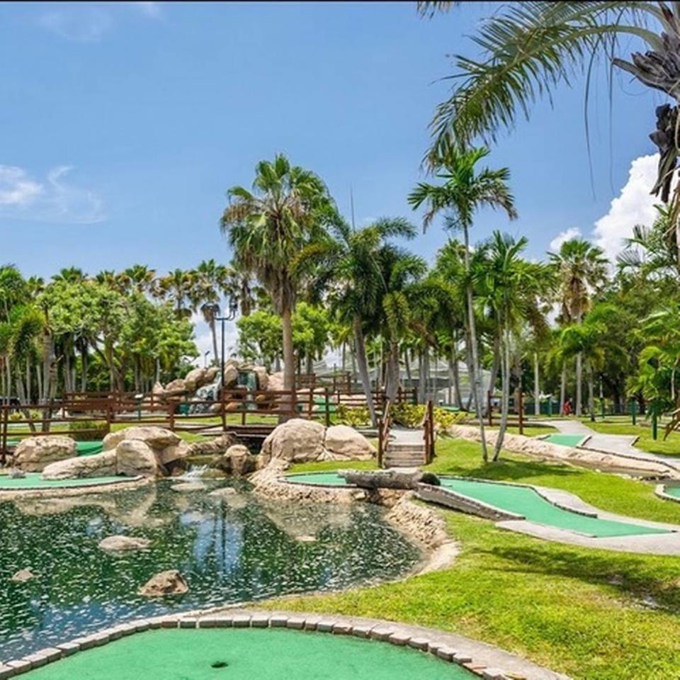 All Golf at CB Smith Park es un asombroso campo de minigolf de 36 hoyos en Miami.