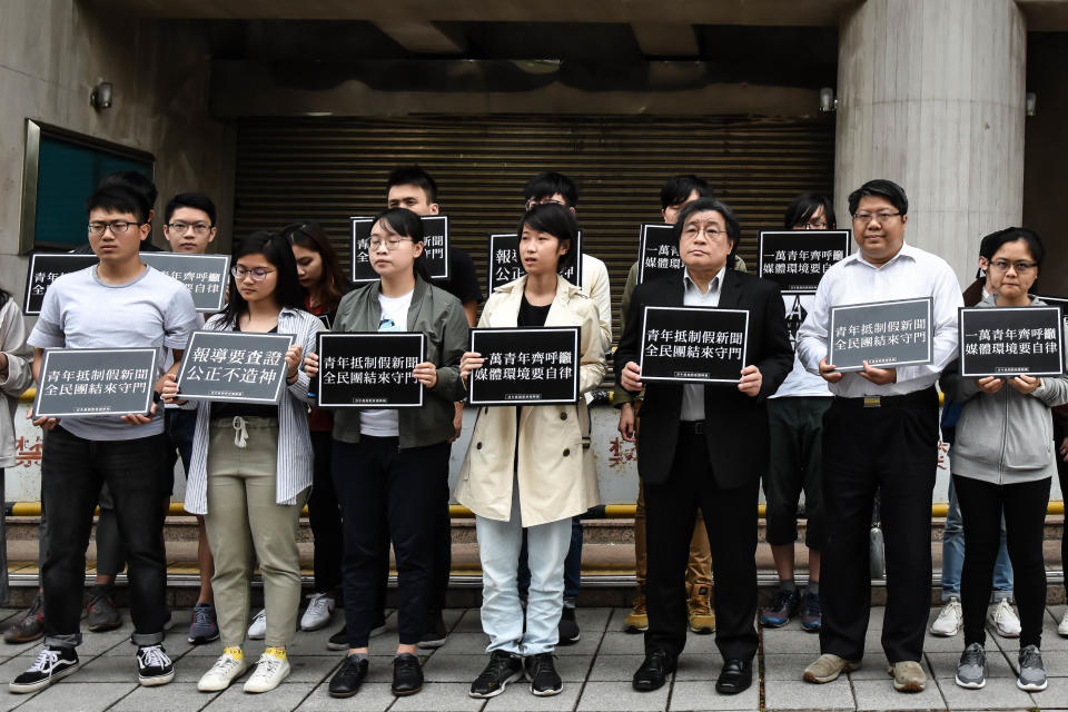 ▲由台大、政大學生會及政大野火陣線串聯全台逾百學生團體成立的「青年抵制假新聞陣線」，今（13）日在立法院外召開記者會，號召青年學生一同在各大學校園中發起轉台運動，並將在各校進行「抵制假新聞小蜜蜂」行動。（圖／青年抵制假新聞陣線）