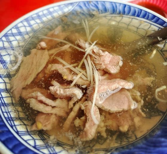 「輝煌牛肉湯」的現燙牛肉湯。（圖／翻攝自臉書社團北港好吃好玩好所在。）