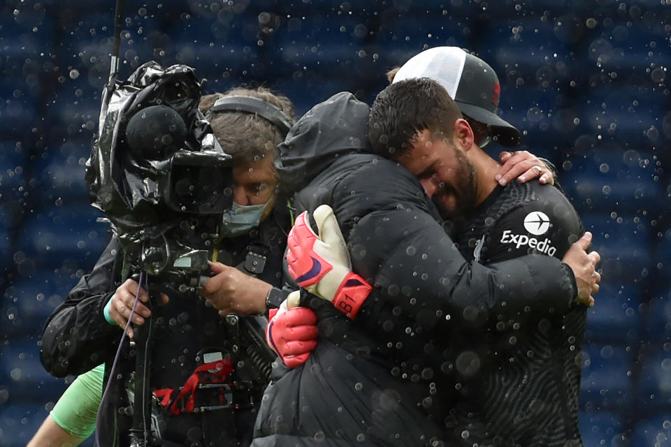 Klopp y Alisson se abrazan emocionados tras el gol del portero ante el WBA. (Foto: Rui Vieira / POOL / AFP / Getty Images).