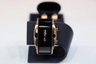 <p>Probablemente el móvil más raro de la feria ha sido el Nubia Alpha, una mezcla de teléfono y <em>smartwatch</em> flexible que se coloca en la muñeca y se maneja sin tocar la pantalla. Esta es OLED y tiene 4 pulgadas. La versión sin llamadas costará 449 euros. (Foto: Sergio Perez / Reuters). </p>