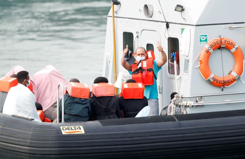 Los migrantes reaccionan cuando son llevados al puerto de Dover, en Dover, Reino Unido, el 11 de agosto de 202