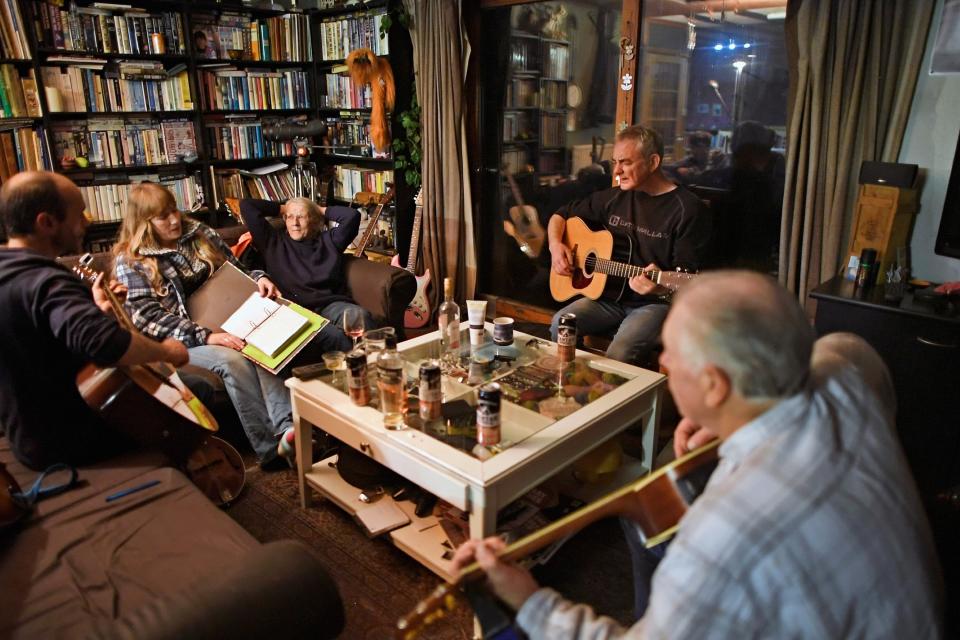 Los residentes de Foula, Stuart Taylor, Penny Grear, Sheila Grear, Davie Wilson y Jim Grear, tocan música y disfrutan de una bebida en una reunión nocturna el 2 de octubre de 2016 en Foul. Crédito: Jeff J Mitchell / Getty Images