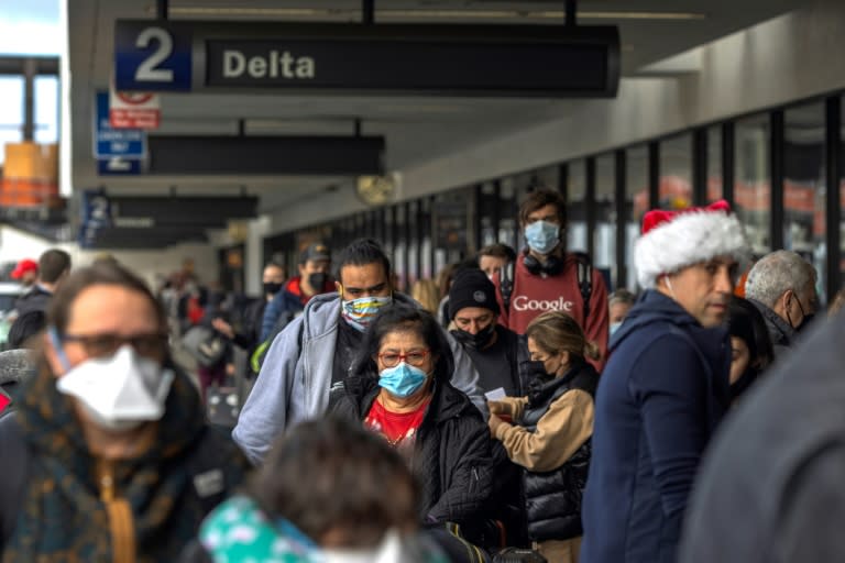 Travelers at Los Angeles International Airport on December 24, 2021 (AFP/DAVID MCNEW)