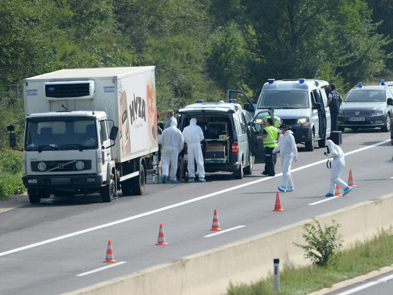 Ermittler an dem Lastwagen zwischen Parndorf und Neusiedl. Foto: Roland Schlager