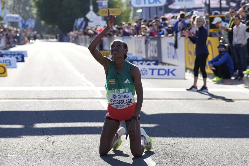 La etíope Gotytom Gebreslase festeja luego de ganar el maratón del Mundial de atletismo, el lunes 18 de julio de 2022, en Eugene, Oregon (AP Foto/Gregory Bull)
