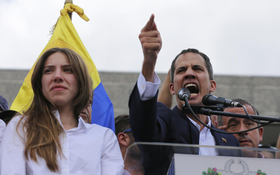 El líder del Congreso y autoproclamado presidente interino de Venezuela, Juan Guaidó, habla a los simpatizantes en una manifestación para exigir la renuncia del presidente venezolano Nicolás Maduro y luego de retornar al país. Guiadó aparece junto a su esposa Fabiana Rosales durante el mitin celebrado en una plaza en Caracas, Venezuela, el lunes 4 de marzo de 2019. Estados Unidos y otros 50 países reconocen a Guaidó como el presidente legítimo de Venezuela, mientras que Maduro dice que es el objeto de un plan para sacarlo del poder respaldado por Estados Unidos. (AP Foto/Fernando Llano)