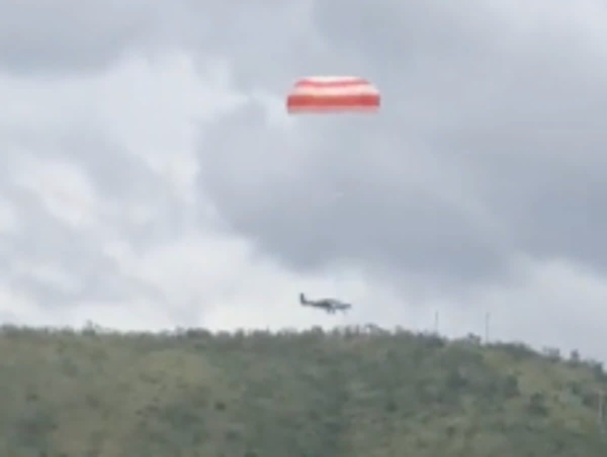 A plane parachutes to safety in Brazil on 11 March, 2023 (Aeroin)