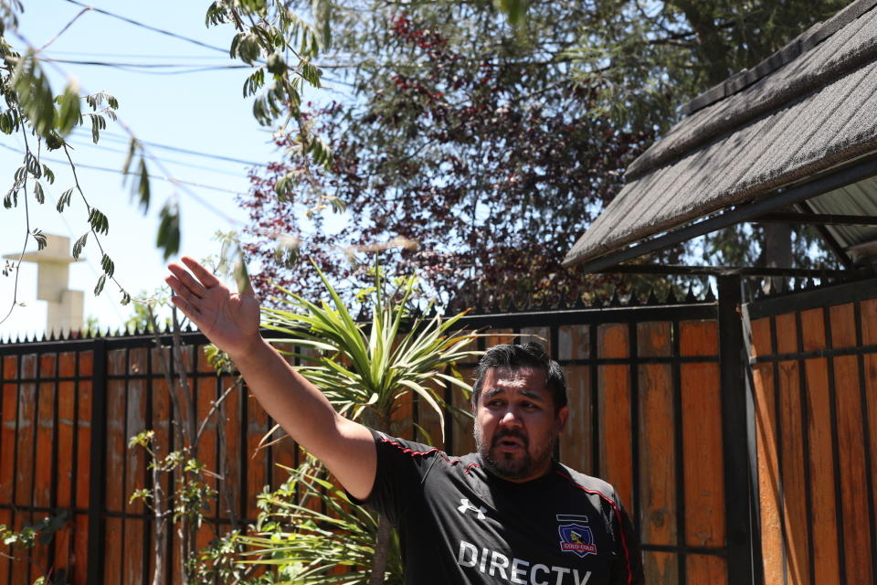 Farizio Termini, egresado de leyes de 31 años que participó en protestas en 2006, 2011 y este año, ofrece una entrevista en Santiago de Chile, el 30 de noviembre de 2019. (AP Foto/Esteban Félix)