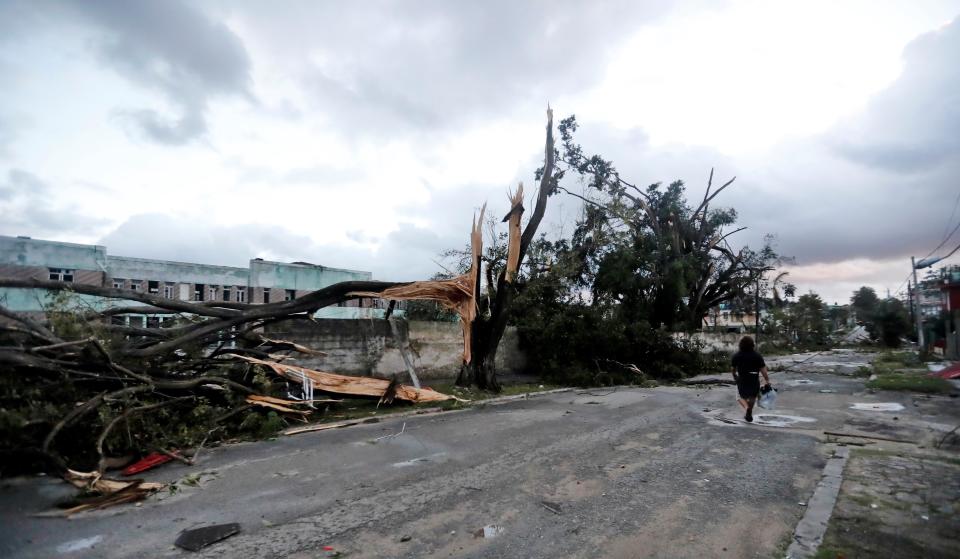 AME4766. LA HABANA (CUBA), 28/01/2019.- Fotografía de una calle afectada por un tornado, este lunes, en La Habana (Cuba). Al menos tres personas han muerto y 172 han resultado heridas por un tornado que azotó esta madrugada la barriada de Regla, en La Habana, informó hoy el presidente de Cuba, Miguel Díaz-Canel. EFE/Ernesto Mastrascusa