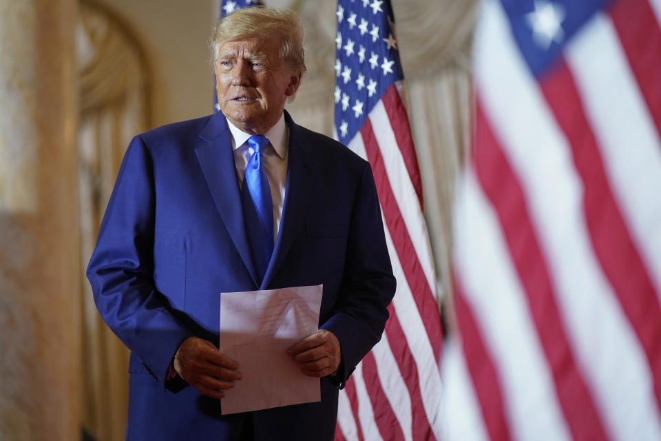 Archivo - El expresidente Donald Trump se dispone a hablar en su finca de Mar-a-lago, en Palm Beach, Florida, el 8 de noviembre de 2022. (AP Foto/Andrew Harnik, Archivo)