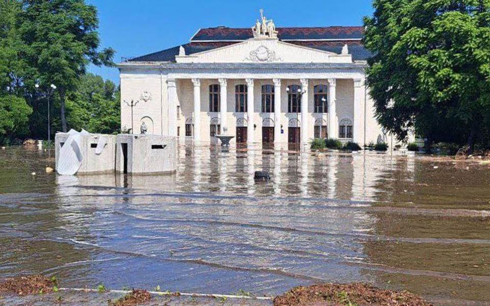 Flooding continues in the occupied Kherson region after the destructions of Kakhovka Hydroelectric Power Plant - east2west news/east2west news