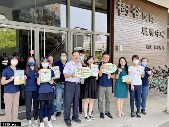 南市財稅局臺南、新化分局聯合推廣小組拜訪欣南天然氣及樹谷園區服務中心推廣電子稅單，鼓勵民眾響應還可參與環保集點三重回饋。（記者李嘉祥攝）