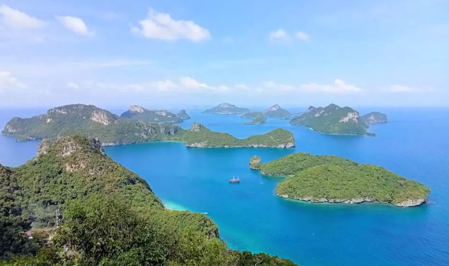 安通國家海洋公園由42個島嶼組成。