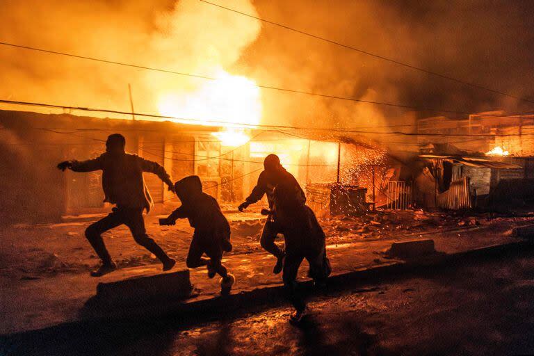 La gente corre a refugiarse tras una serie de explosiones en la zona de Embakasi de Nairobi el 2 de febrero de 2024.