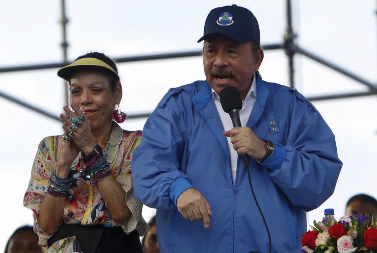 El presidente de Nicaragua, Daniel Ortega, habla a sus seguidores mientras su esposa y la vicepresidenta Rosario Murillo aplauden, en Managua, Nicaragua. (AP Foto/Alfredo Zuniga)