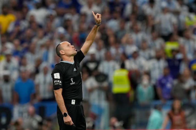 El árbitro Mateu Lahoz hace un gesto durante el partido que disputan Argentina y Países Bajos por los 4tos de final de la Copa del Mundo Qatar 2022 en el estadio Lusail, Lusail, Qatar, el 9 de diciembre de 2022.