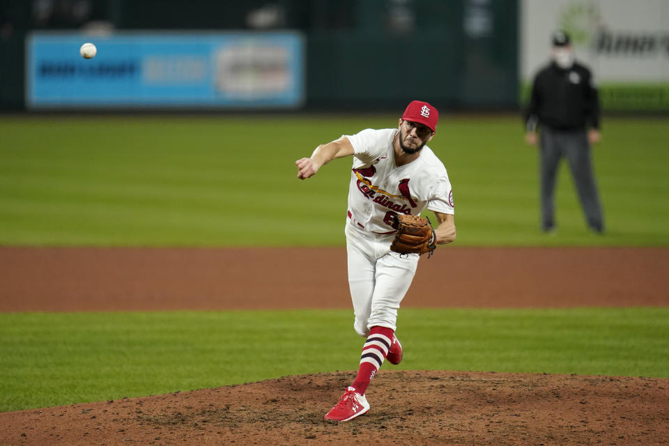 Daniel Ponce de León, de los Cardenales de San Luis, lanza en el segundo juego de una doble cartelera ante los Cerveceros de Milwaukee, el viernes 25 de septiembre de 2020 (AP Foto/Jeff Roberson)