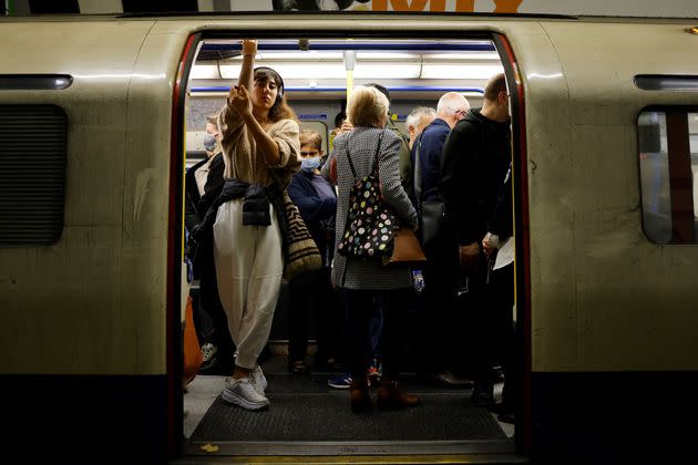 &lt;strong&gt;Commuters, some wearing face coverings to help prevent the spread of coronavirus, wait for the Tube.&lt;/strong&gt; (Photo: TOLGA AKMEN via Getty Images)