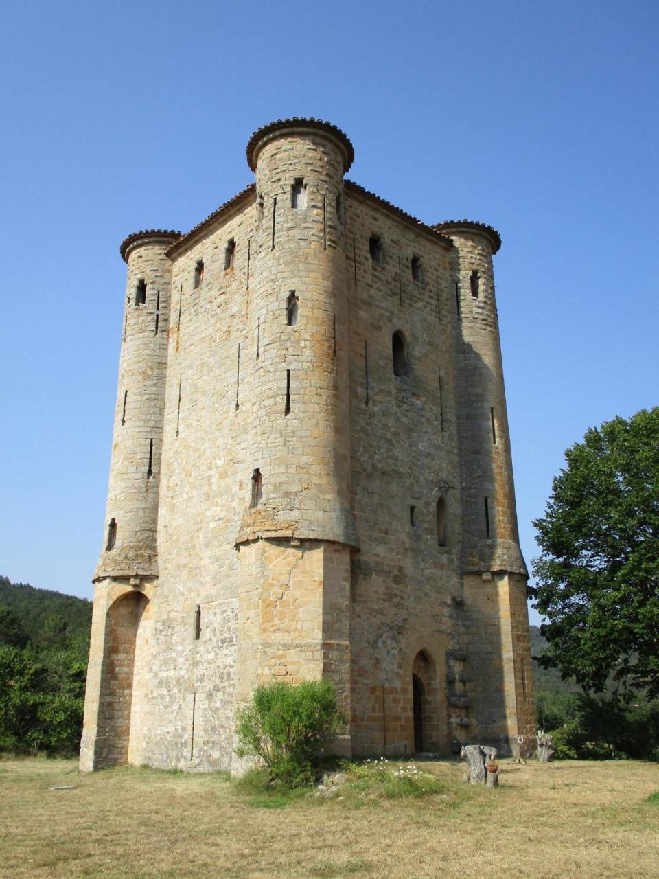 El torreón de Arques, castilluelo exiguo y perfectamente conservado con carácter defensivo, de 1280. 