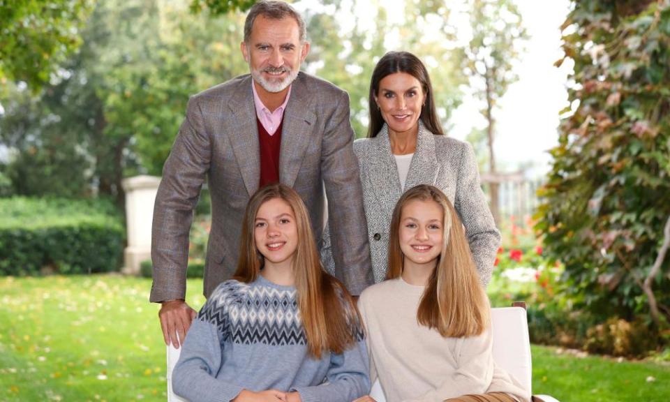 Madrid, Madrid, Spain. 16th Dec, 2021. King Felipe VI of Spain, Queen Letizia of Spain, Crown Princess Leonor, Princess Sofia wish christmas and new year’s greetings. (Credit Image: © Jack Abuin/ZUMA Press Wire)2HB1308 Madrid, Madrid, Spain. 16th Dec, 2021. King Felipe VI of Spain, Queen Letizia of Spain, Crown Princess Leonor, Princess Sofia wish christmas and new year’s greetings. (Credit Image: © Jack Abuin/ZUMA Press Wire)