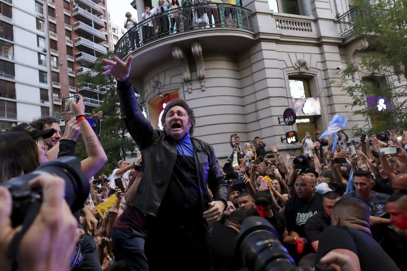 Javier Milei begrüßt seine Anhänger zur Wahlkampfabschlusskundgebung in Cordoba, 16. November 2023