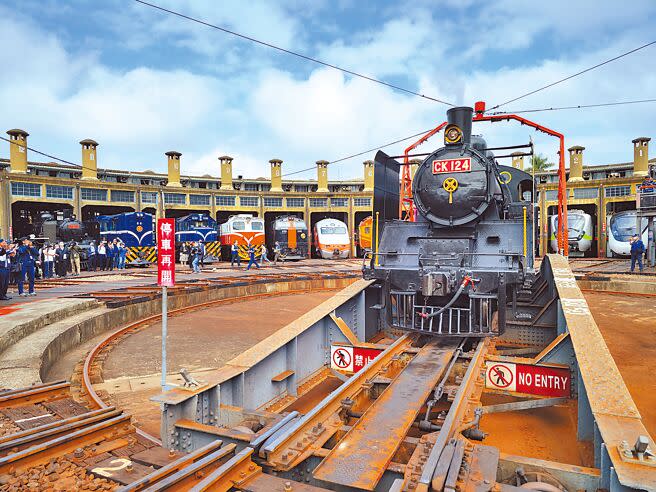 台鐵局為歡慶彰化扇形車庫百歲生日，匯集包括蒸汽CK124、DT668車頭，第1輛電力機車的E101等14代各式列車。（吳建輝攝）