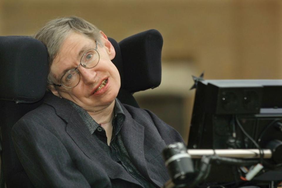 Der weltberühmte Astrophysiker Stephen Hawking lächelt bei einer Fachtagung der Universität Cambridge zu Ehren seines 60. Geburtstags im Jahr 2002. - Copyright: Getty Images / Sion Touhig / Staff