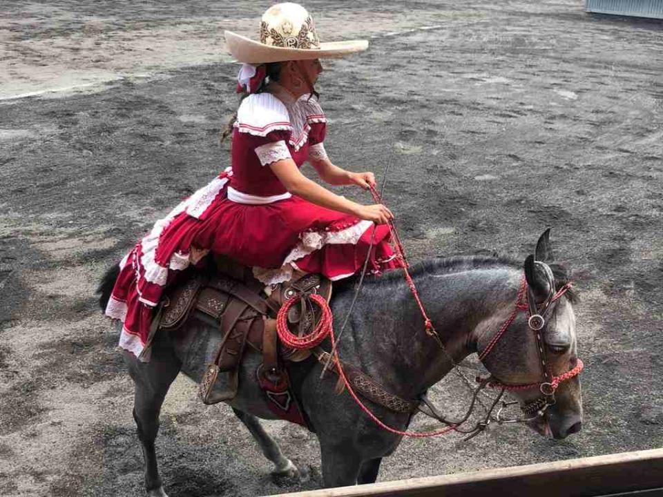 A diferencia de los hombres, las mujeres montan con ambas piernas del lado izquierdo / Liliana Corona.