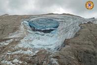 <p>Fragilisée par le réchauffement climatique depuis des décennies ainsi qu'une vague de chaleur, une partie du glacier de la Marmolada s’est effondrée dimanche.</p>