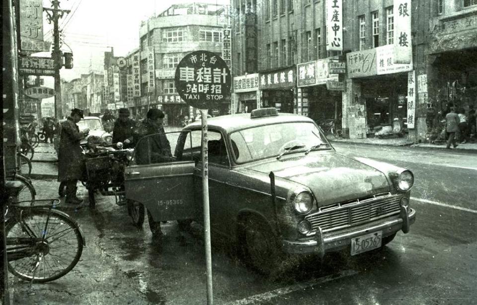 示意圖，圖為1964年台北市西門町計程車招呼站。(圖／本報資料照片、徵信新聞攝影組攝)