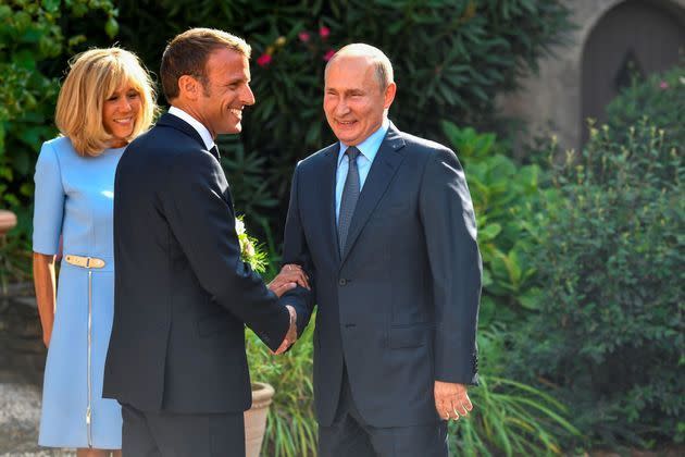 Emmanuel et Brigitte Macron saluent Vladimir Poutine, lundi au fort de Brégançon.