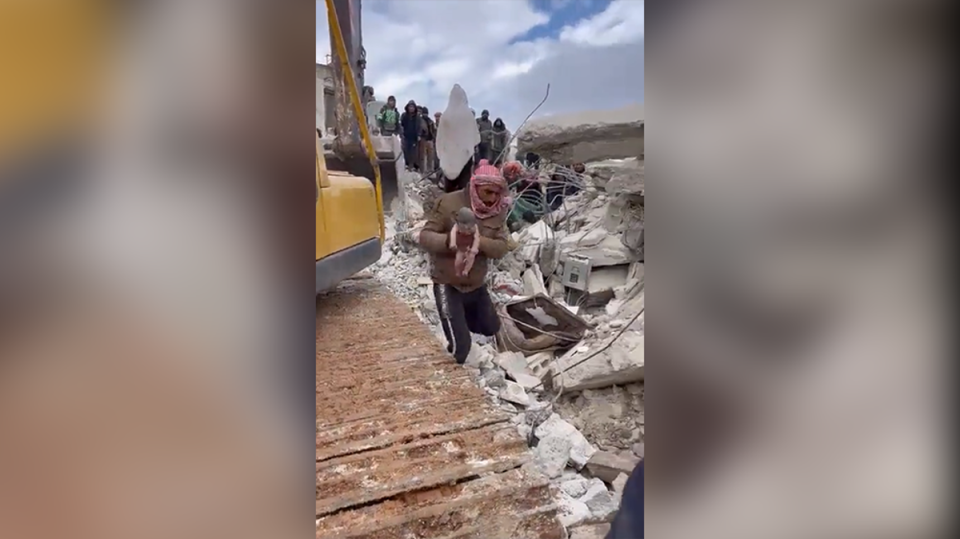 Moment newborn baby rescued from rubble after Turkey earthquake destroys home (Twitter)