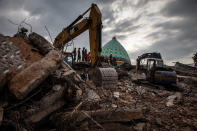 <p>Indonesian soldiers looking for victims trapped at a collapsed mosque following an earthquake in Tanjung on Aug. 8, 2018 in Lombok Island, Indonesia. (Photo: Ulet Ifansasti/Getty Images) </p>