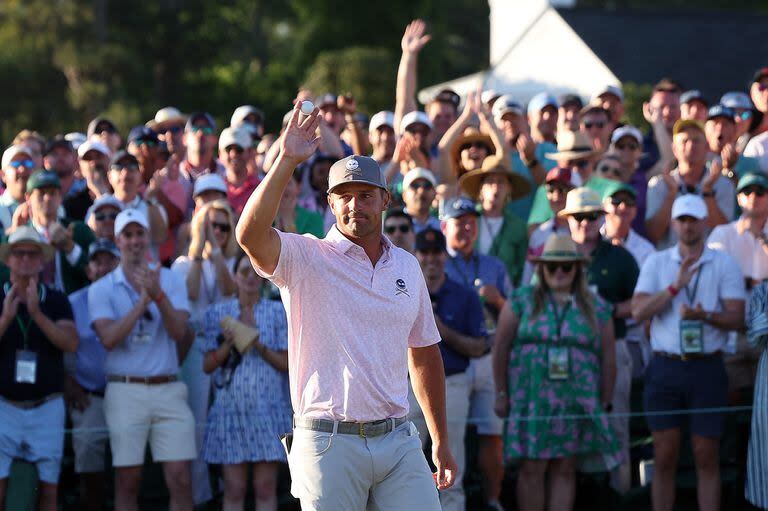 Bryson DeChambeau levantó a la gente con un birdie de salón en el último tiro del sábado en el Masters de Augusta; sin embargo, el Bombardero dejó la vanguardia en la tercera jornada, con una vuelta de +3.