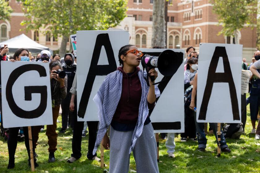 Los Angeles, CA - April 24: Pro-Palestinian demonstrators at USC on Wednesday, April 24, 2024 in Los Angeles, CA. (Brian van der Brug / Los Angeles Times)