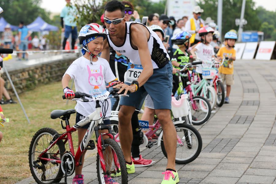 楊景賀第1次帶著7歲女兒楊覲參賽。捷安特提供