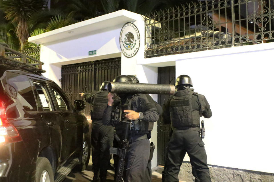 Fuerzas especiales de la policía ecuatoriana irrumpen en la embajada de México en Quito para arrestar al ex vicepresidente de Ecuador Jorge Glas, el 5 de abril de 2024. (Foto de ALBERTO SUAREZ / API / AFP)