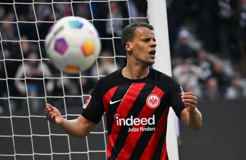 Frankfurt's Timothy Chandler reacts during the Bundesliga soccer match between Eintracht Frankfurt and VfL Wolfsburg at Deutsche Bank Park. Chandler has extended his contract with Eintracht Frankfurt by a further year until the end of the 2024-25 season, the Bundesliga club said on 18 April. Arne Dedert/dpa