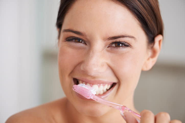 Al cepillar tus dientes, procura no aplicar demasiada presión. – Foto: PeopleImages/Getty Images