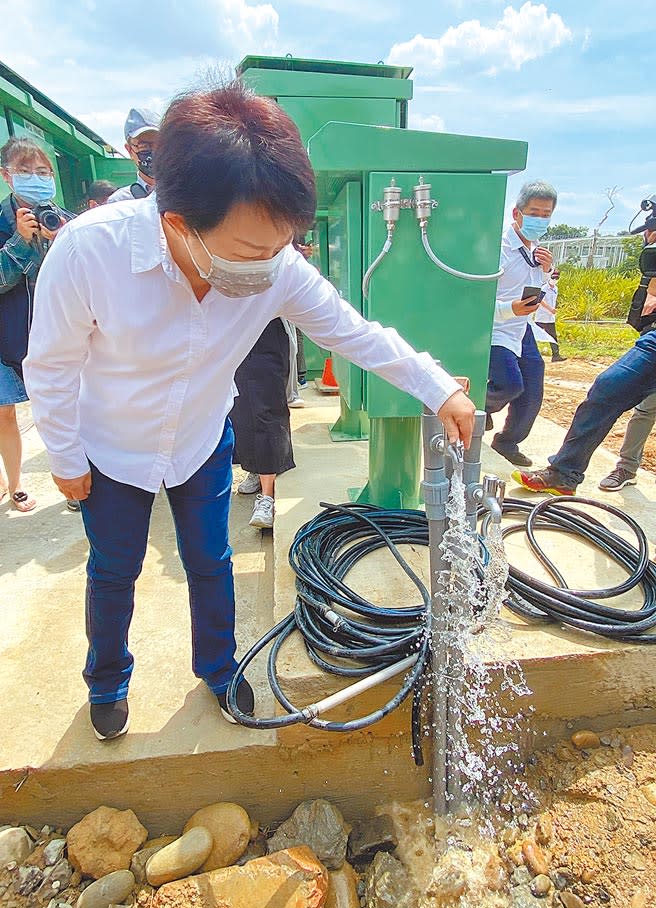 台中市長盧秀燕14日到中央公園視察水井開挖，看到取水口出水，馬上關掉水龍頭，缺水期間一滴水都不能浪費。（盧金足攝）