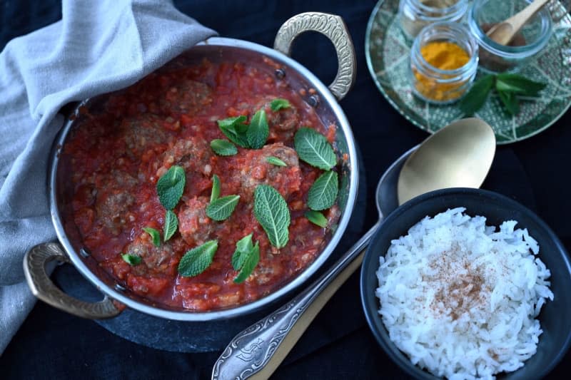 Mint leaves and chunky tomato sauce add a fresh touch to these bulgur meatballs. Julia Uehren/dpa